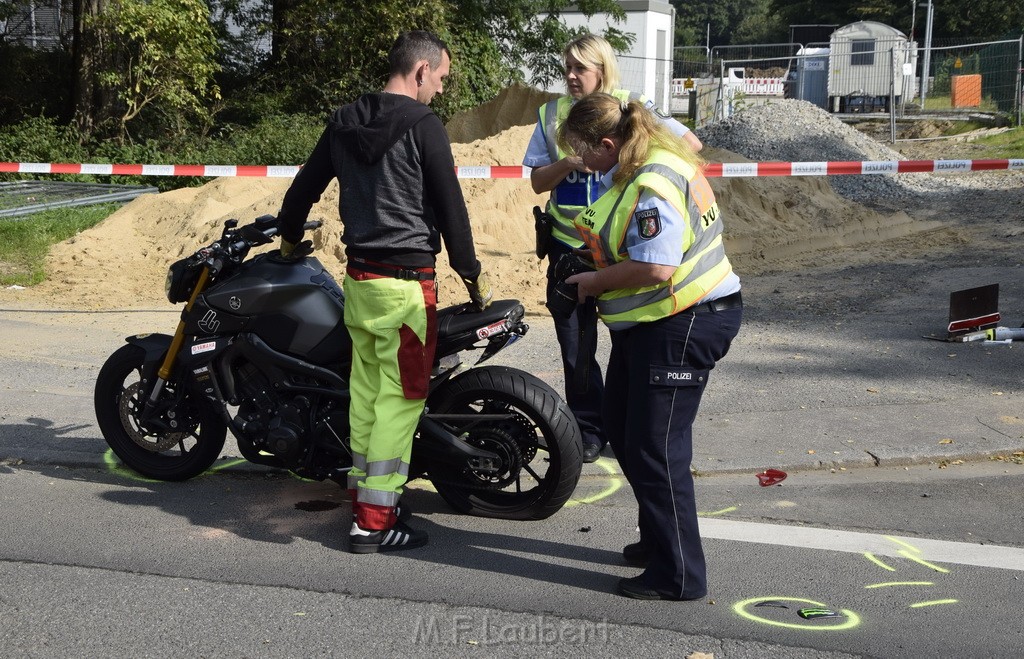 Schwerer Krad PKW Unfall Koeln Muelheim Am Springborn Cottbuserstr P154.JPG - Miklos Laubert